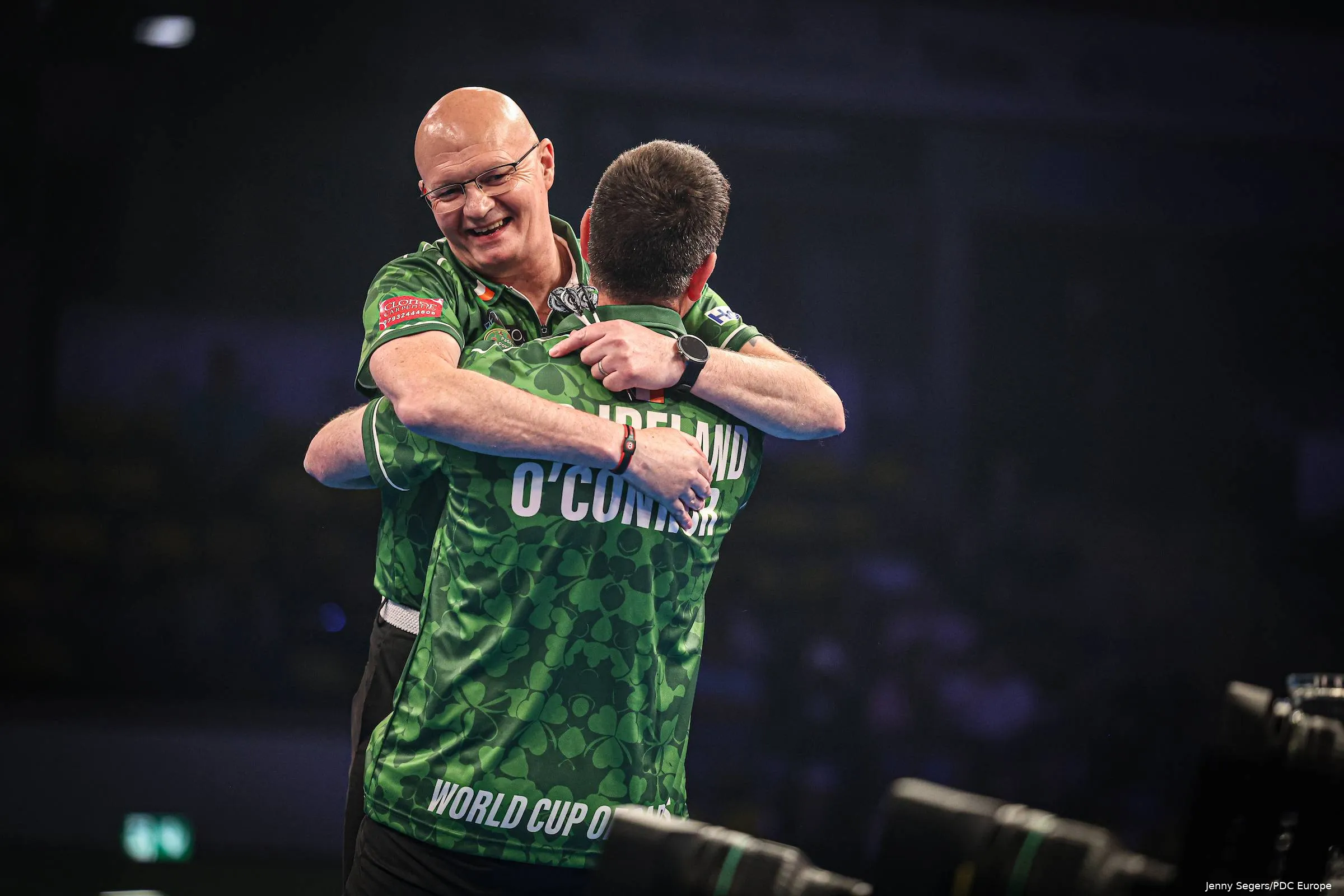 Mickey Mansell en William O'Connor springen elkaar in de armen