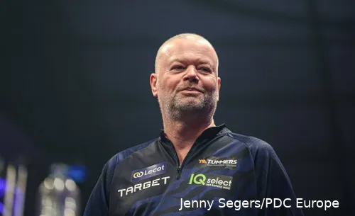 Raymond van Barneveld looks on.