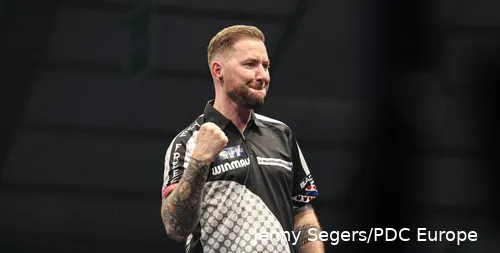 Danny Noppert celebrates with a clenched fist.