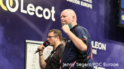 Raymond van Barneveld auf der Bühne der Belgian Darts Open