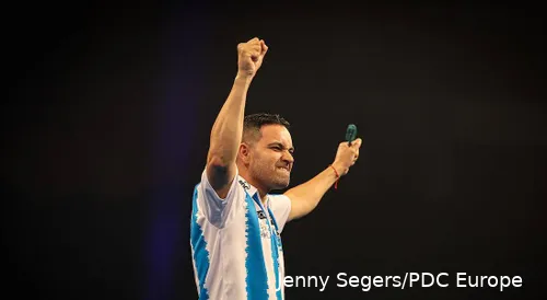 Jesus Salate jubelt in Richtung Publikum