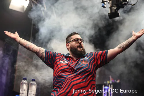 Daryl Pilgrim met zijn armen wijdt richting het podium