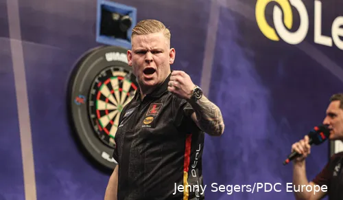 Mike de Decker in actie op het Belgian Darts Open