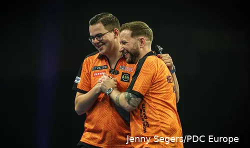 Gian van Veen en Danny Noppert in actie op de World Cup of Darts