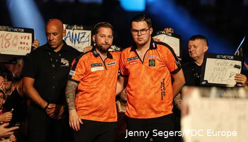 Danny Noppert en Gian van Veen tijdens hun walk-on op de World Cup of Darts