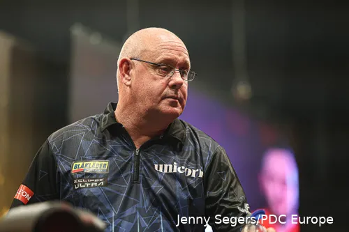 Ian White kijkt naar voren met een sip gezicht