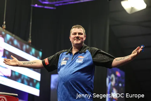 Andy Baetens juicht met zijn armen wijdt gespreid.