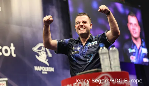 Niels Zonneveld juicht met zijn armen wijdt in de lucht.