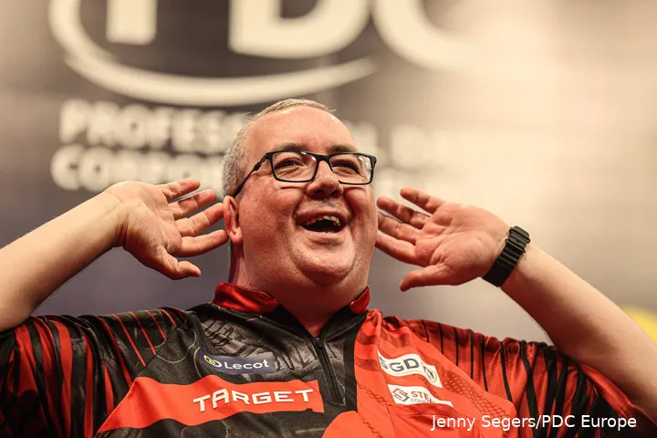 Stephen Bunting singing along with the crowd during his walk-on