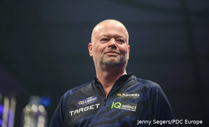 Raymond van Barneveld looks on.