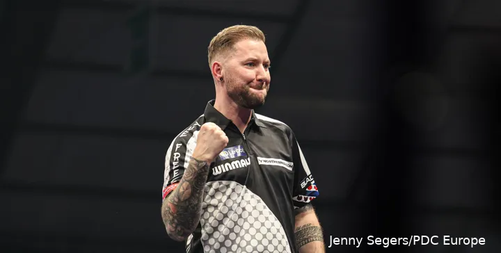 Danny Noppert celebrates with a clenched fist.