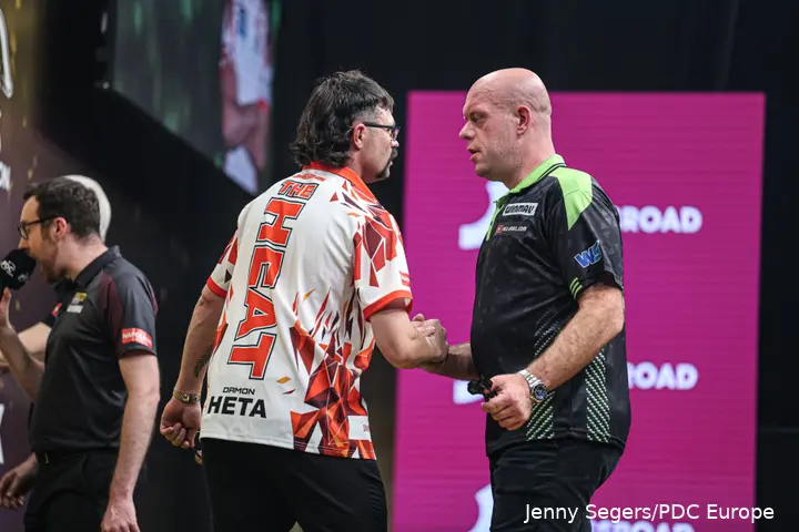 Damon Heta and Michael van Gerwen shake hands