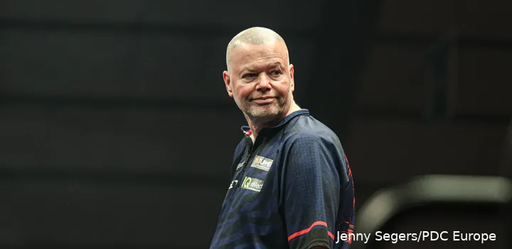 Raymond van Barneveld blickt über seine Schulter zu seinen eigenen Anhängern im Publikum.