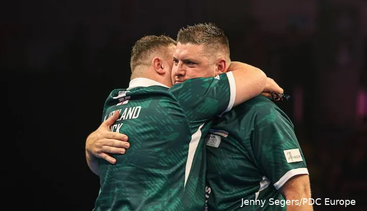 Josh Rock und Daryl Gurney umarmen sich.