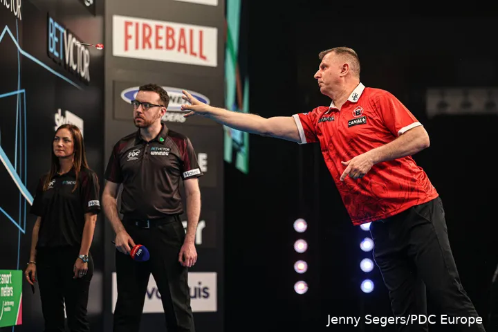 Krzysztof Ratajski in Aktion beim World Cup of Darts