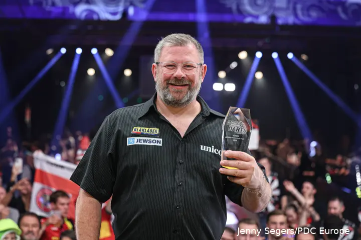James Wade posiert stolz mit seiner Trophäe.