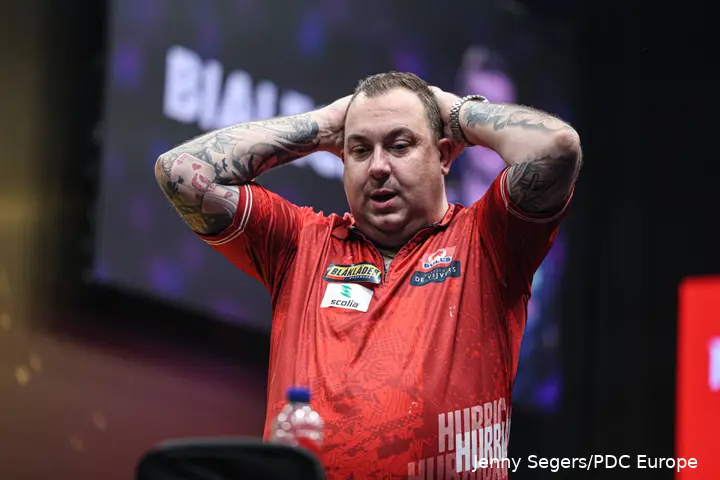 Kim Huybrechts mit den Händen am Kopf