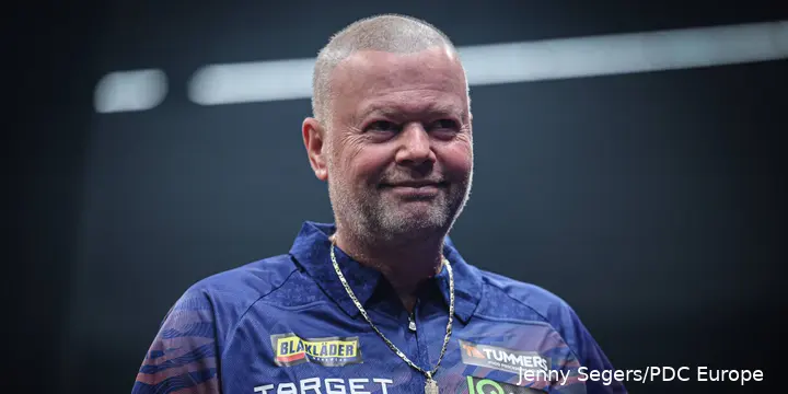 Raymond van Barneveld blickt fokussiert.