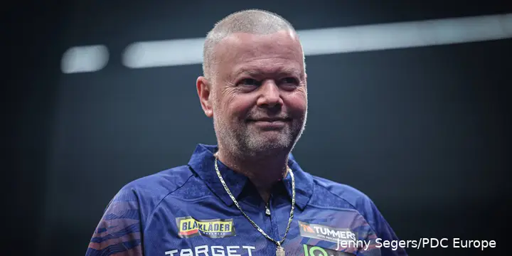 Raymond van Barneveld auf der Bühne.