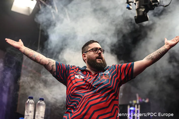 Daryl Pilgrim met zijn armen wijdt richting het podium