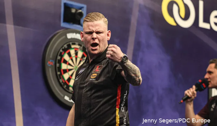 Mike de Decker in actie op het Belgian Darts Open