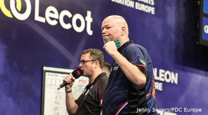 Raymond van Barneveld op het podium van het Belgian Darts Open