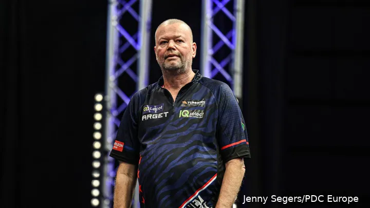 Raymond van Barneveld kreeg veel kritiek na zijn nederlaag tegen Ricky Evans op de European Darts Trophy