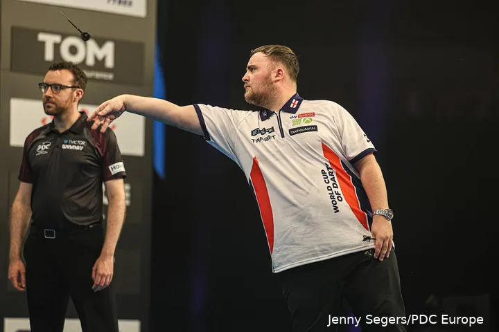 Luke Littler gooit een dartpijl