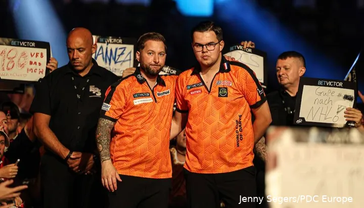 Danny Noppert en Gian van Veen tijdens hun walk-on op de World Cup of Darts