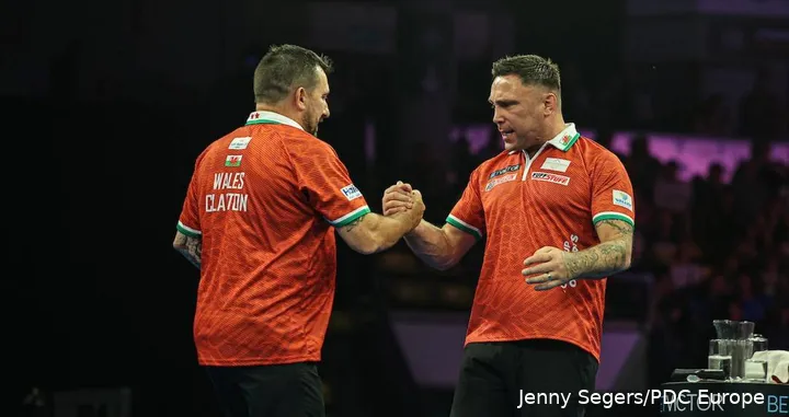 Jonny Clayton en Gerwyn Price geven elkaar een hand
