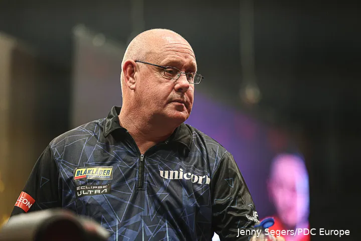 Ian White kijkt naar voren met een sip gezicht