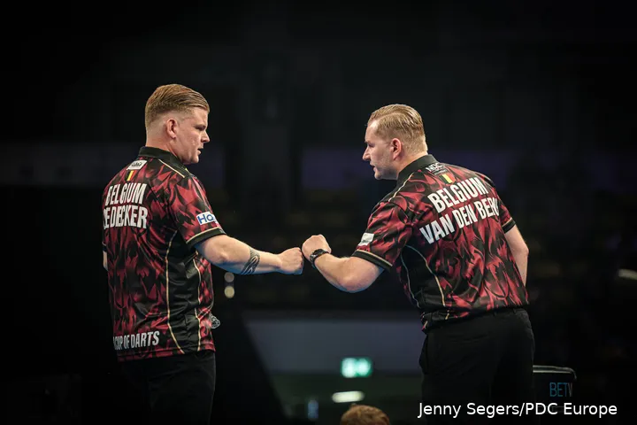 Mike De Decker en Dimitri van den Bergh geven elkaar een boks.