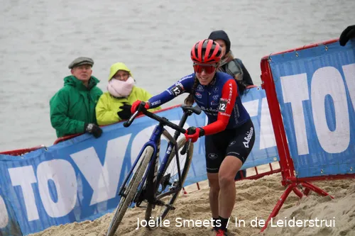 Shirin van Anrooij aan het werk in de cross.