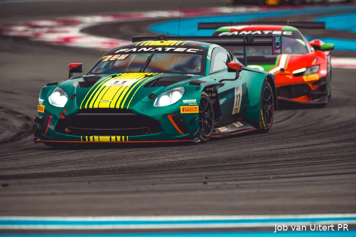 Van Uitert in zijn Aston Martin op Paul Ricard. (Foto: Job van Uitert PR)