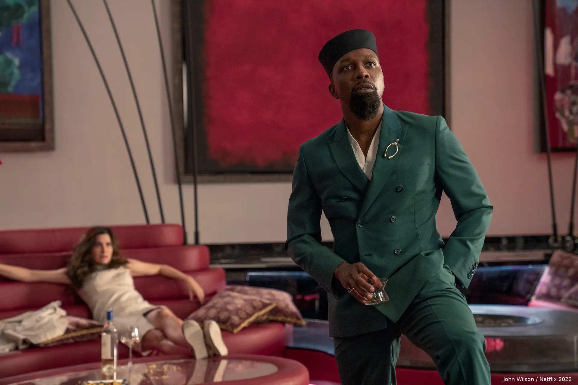 Glass Onion whiskyscene met Leslie Odom Jr,  Janelle Monáe en Lagavulin whisky