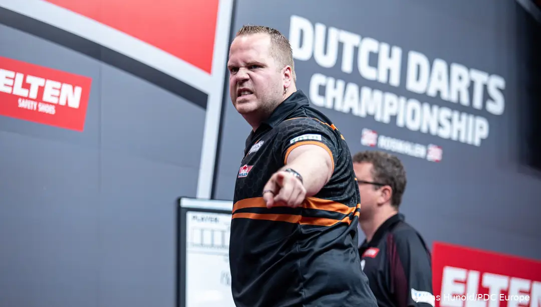Dirk van Duijvenbode in actie op het Dutch Darts Championship eerder dit jaar
