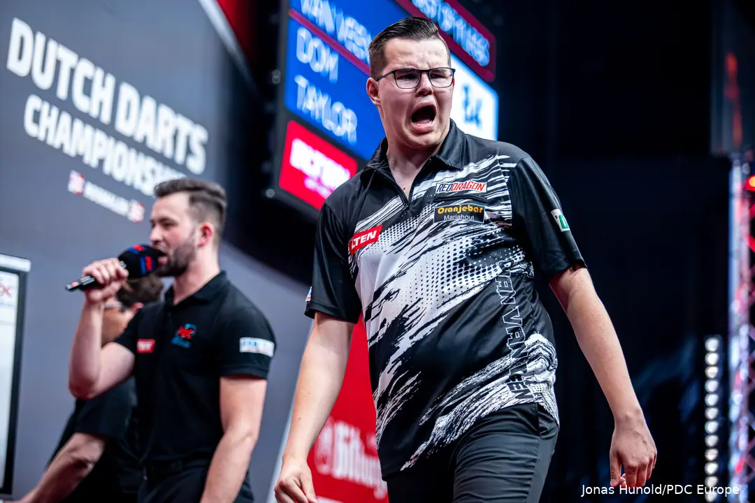 Gian van Veen voor eigen publiek in actie op de Dutch Darts Championship