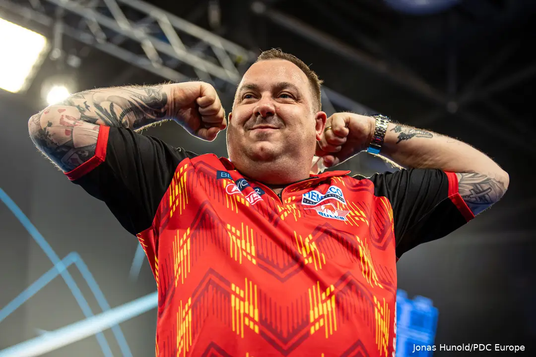 Kim Huybrechts toont het publiek zijn spierballen.