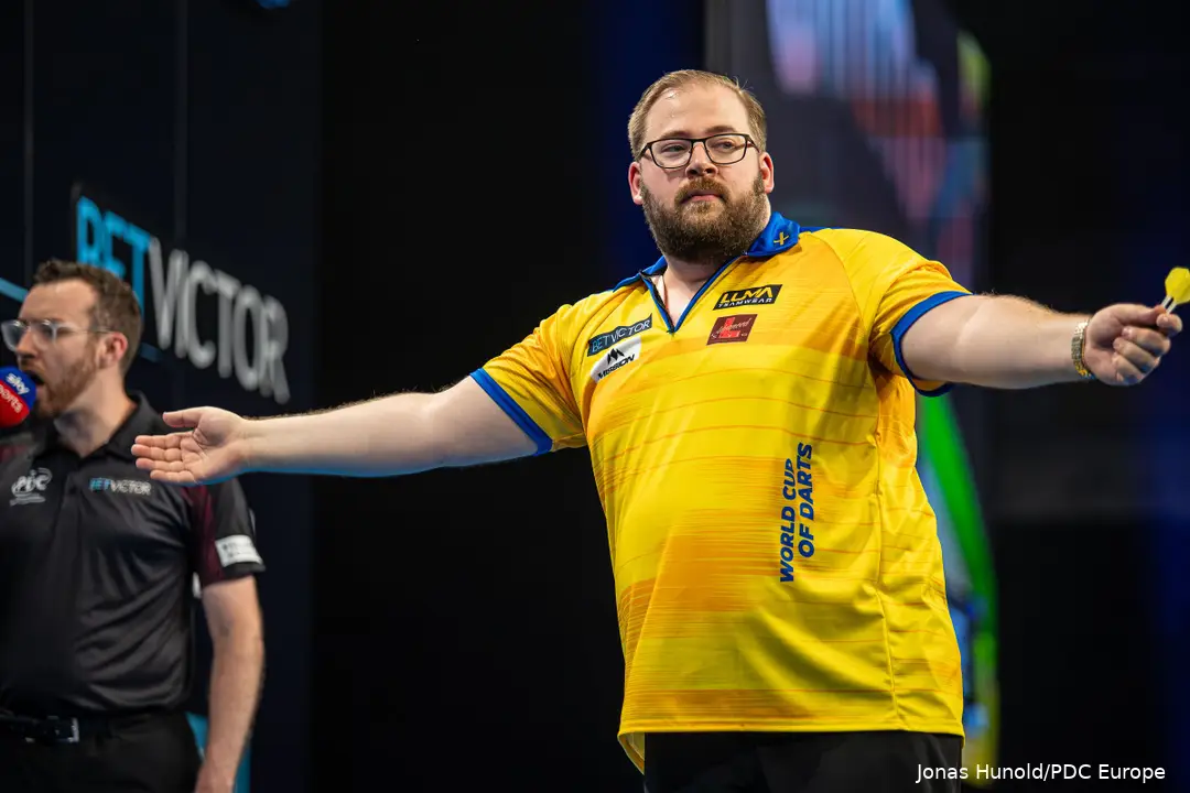 Oskar Lukasiak in actie op de World Cup of Darts
