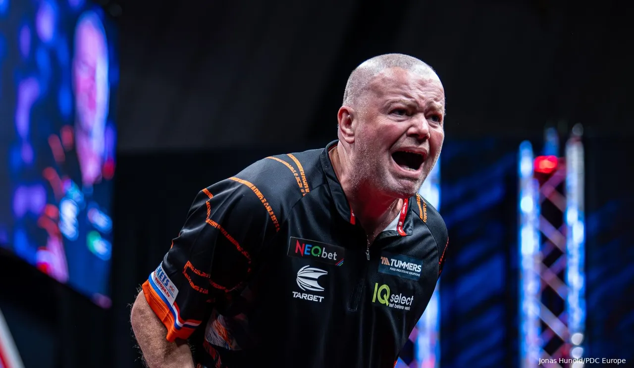 Raymond Van Barneveld takes on Stephen Bunting in the quarter-finals