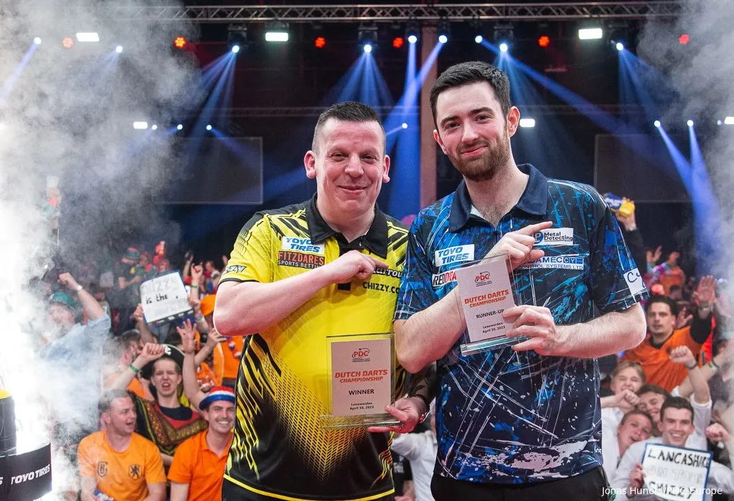 Dave Chisnall holte sich den 30.000-Pfund-Scheck im Jahr 2023, indem er Luke Humphries im Finale der Dutch Darts Championship mit 8-5 besiegte.