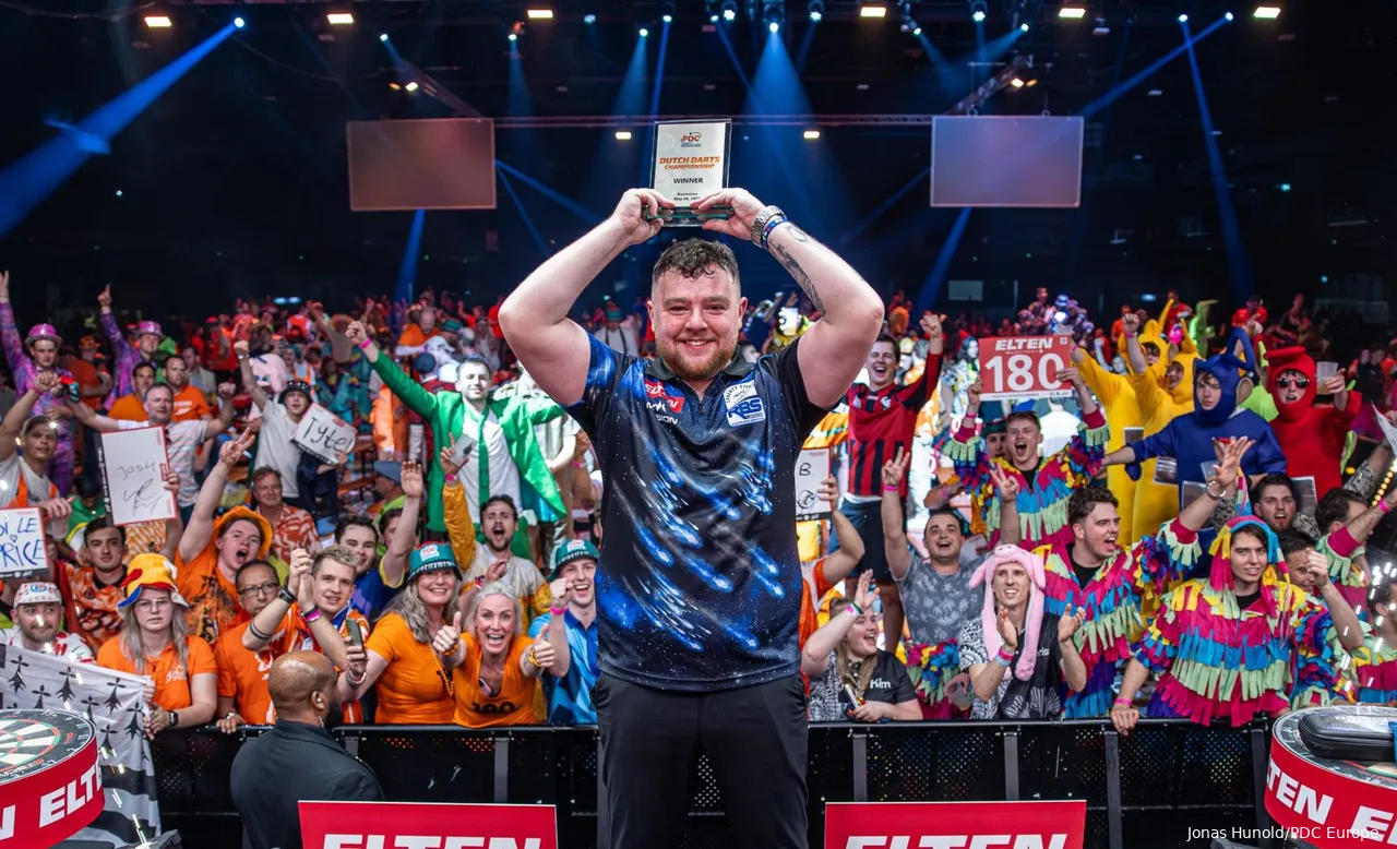 Josh Rock präsentiert seine Trophäe<br>