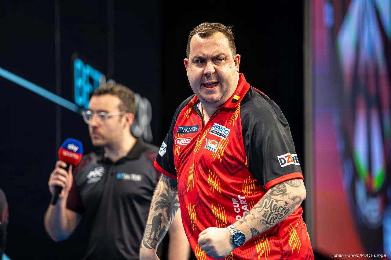 Kim Huybrechts in actie op de World Cup of Darts