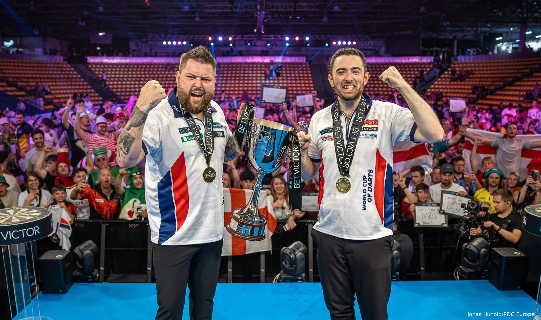 Michael Smith und Luke Humphries feiern in Frankfurt den Sieg