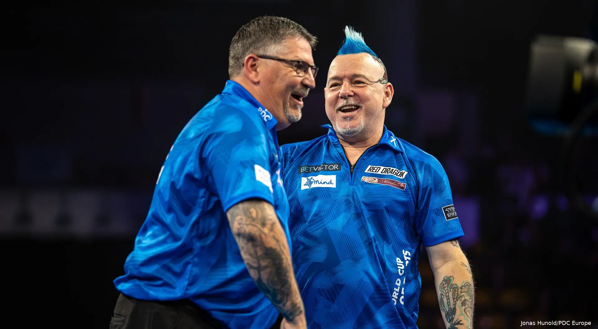 Gary Anderson en Peter Wright lachen