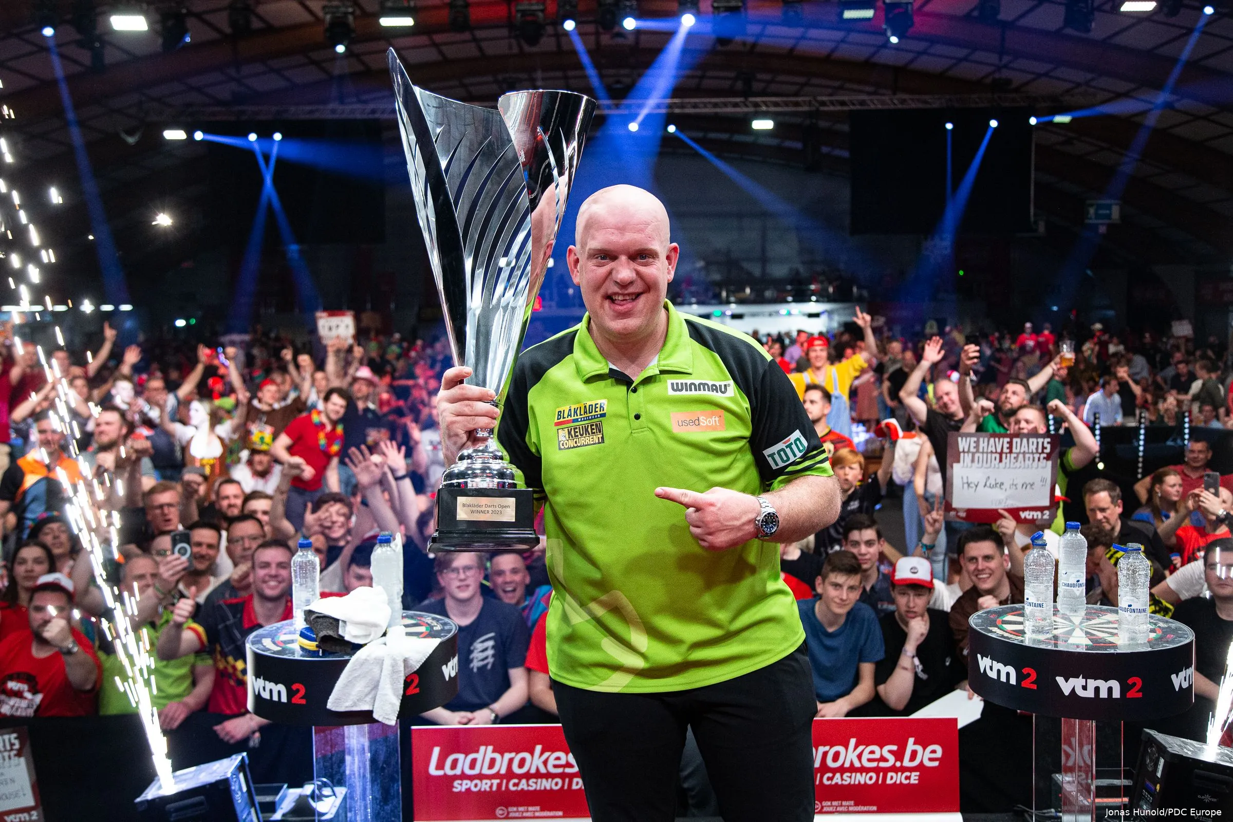 michael van gerwen bdo23 trophy