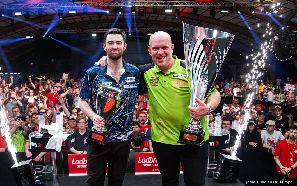 luke humphries michael van gerwen bdo23 trophy