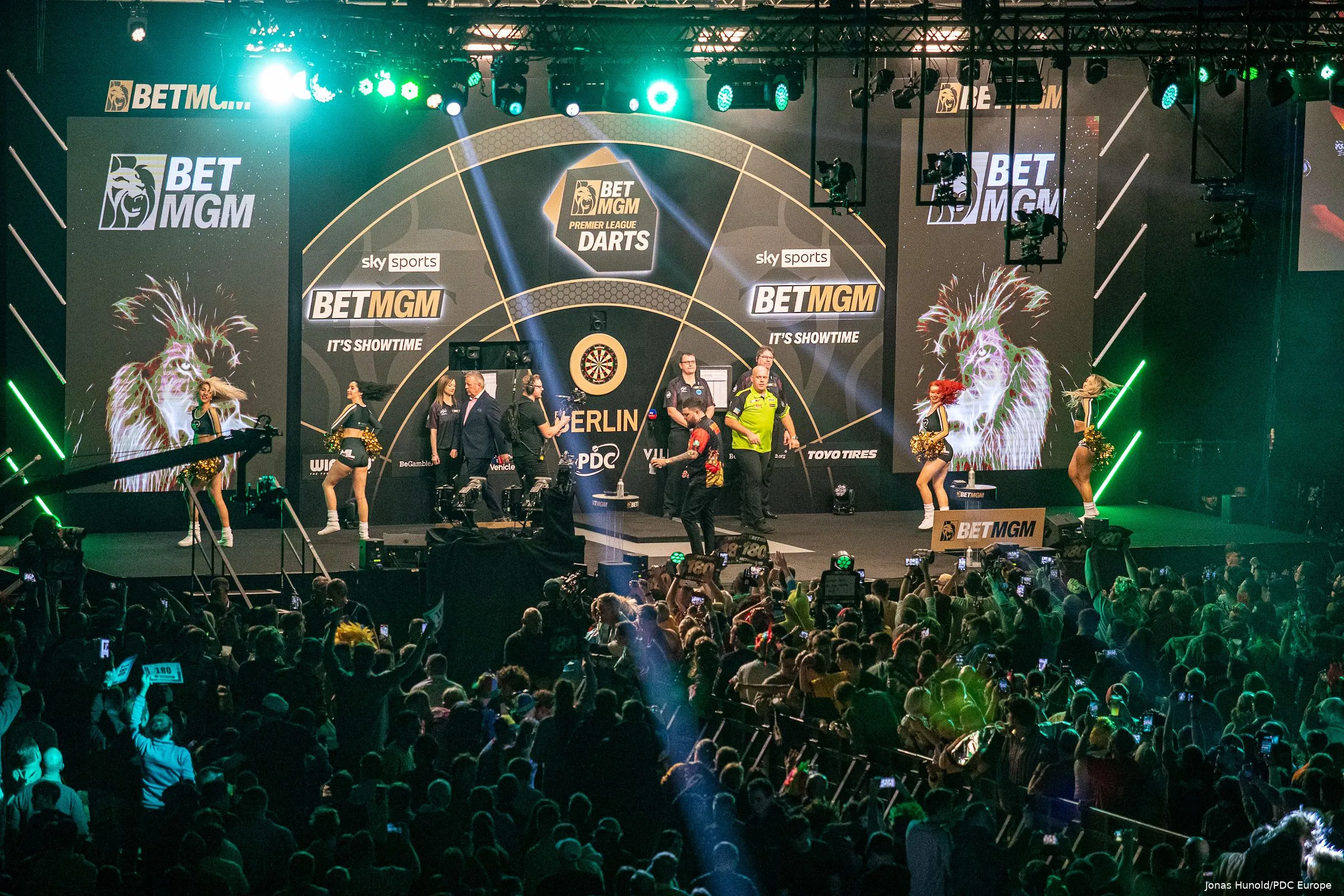 Ausverkaufte Ränge, großartige Stimmung: Die Premier League Darts verzaubert in Berlin seit Jahren tausende Fans