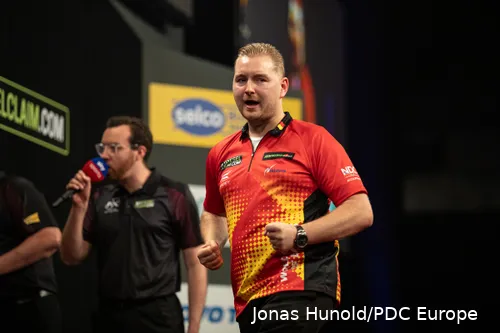 Dimitri Van den Bergh in seinem World Cup of Darts Shirt 2023<br>