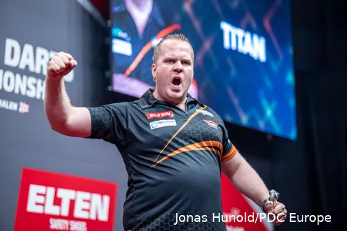 Dirk van Duijvenbode besiegt Callan Rydz mit einem Average von 95,48 und gewinnt damit sein erstes Match auf der European Tour 2024.